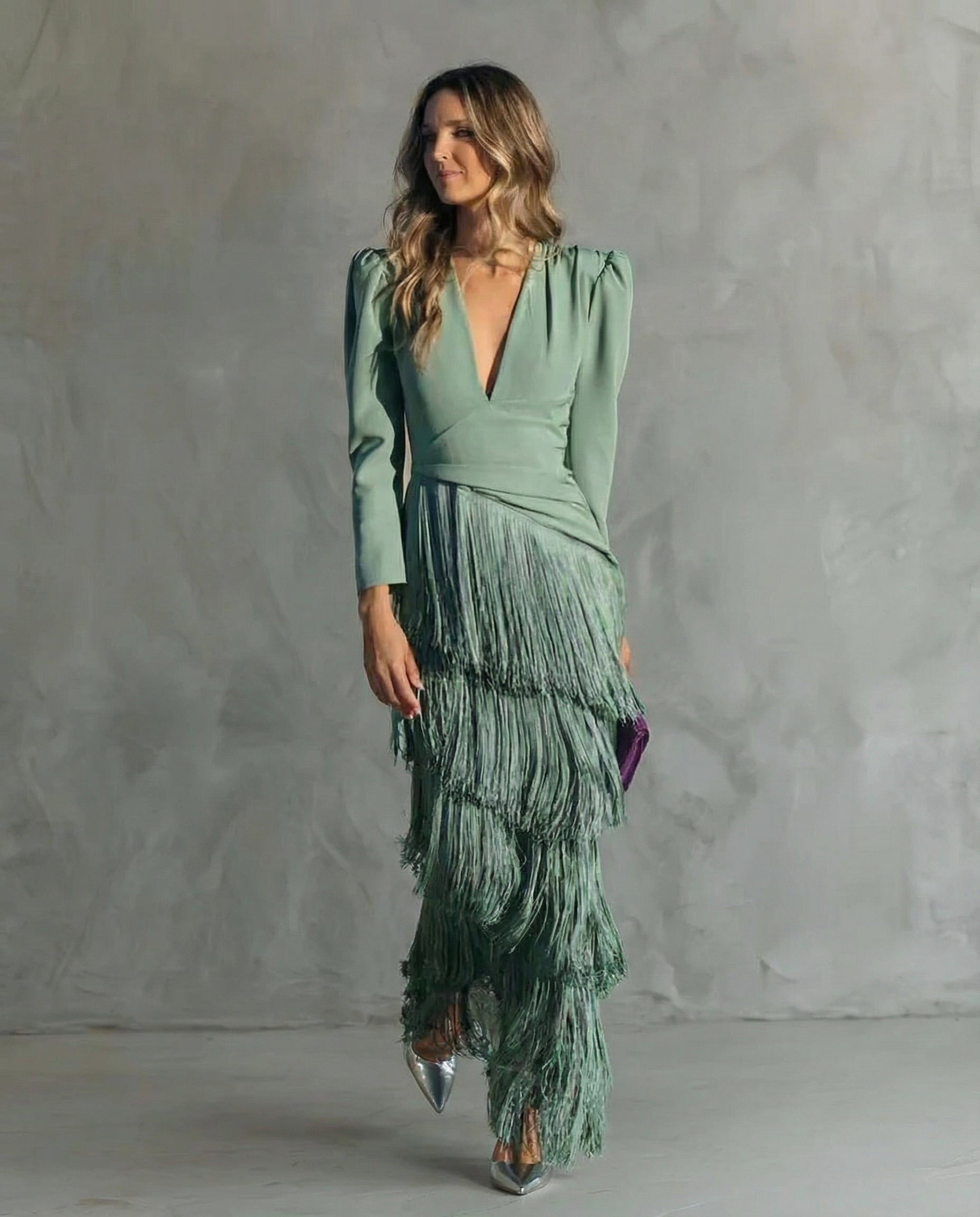 Clara · Vestido elegante con mangas de flecos